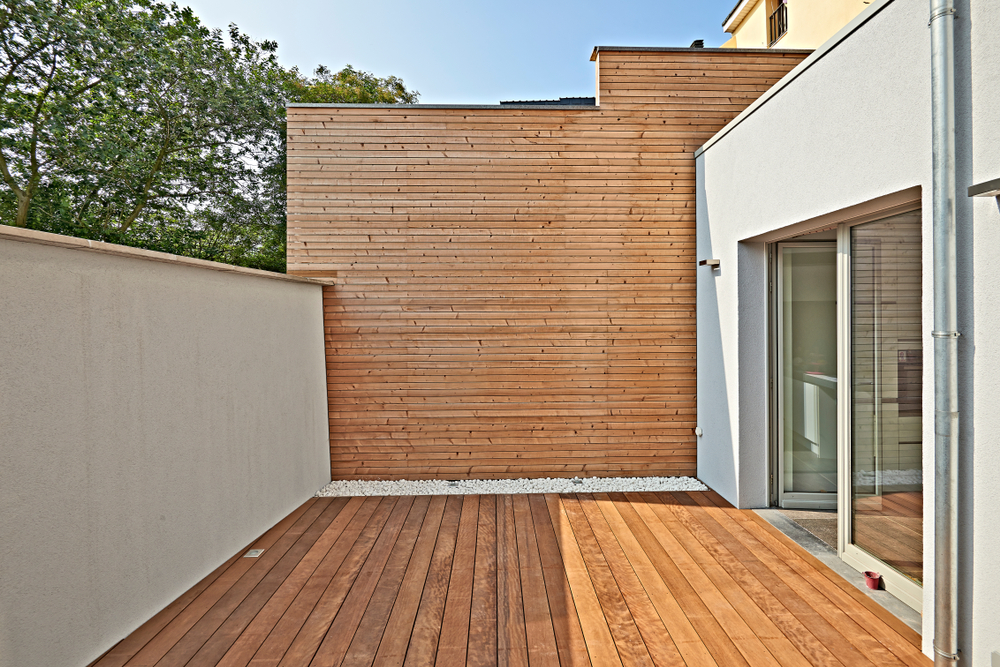 Wall,Construction,With,Insulating,Wood,Cladding,In,Indoor,Courtyard